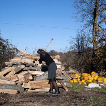 Photographie intitulée "Splitting Wood with…" par Matyas, Œuvre d'art originale, Photographie numérique