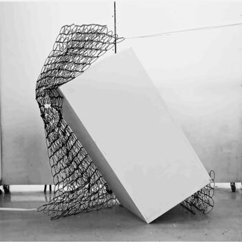 Escultura titulada "ressorts et socle" por Maud Goldberg, Obra de arte original, Alambre