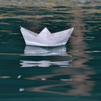 Photographie intitulée "Petit bateau en pap…" par L'Écureuil Chapardeur, Œuvre d'art originale, Autre