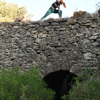 Photographie intitulée "yoga et pierre" par Martine Maury, Œuvre d'art originale, Photographie non manipulée