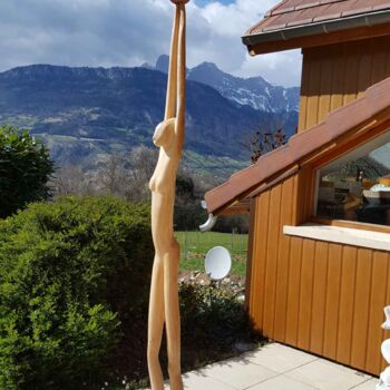 Scultura intitolato "Fille au ballon rou…" da Max Bernard, Opera d'arte originale, Legno