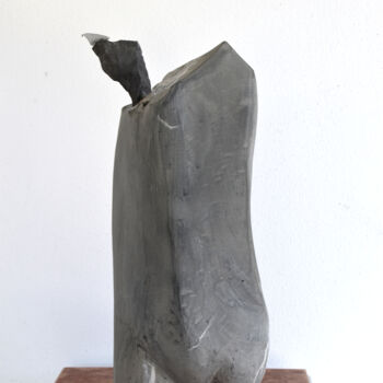 제목이 "Mann mit Vogel"인 조형물 Max Leonhard로, 원작, 돌
