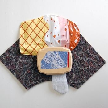 Collagen mit dem Titel "ICE CREAM COLLAR" von Megan Stroech, Original-Kunstwerk, Textilien