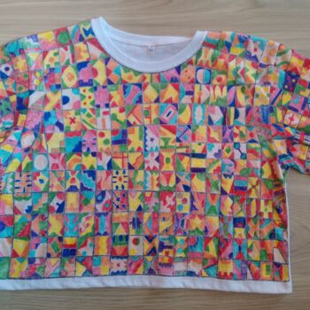 Arte tessile intitolato "T-shirt by aksioksi…" da Melisa Kanmaz, Opera d'arte originale, Capi di abbigliamento