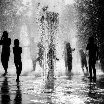 Photographie intitulée "Signing in the rain…" par Merthan Kortan, Œuvre d'art originale, Photographie numérique