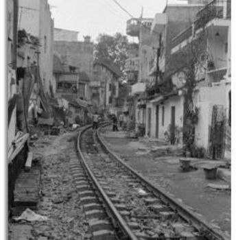 Fotografia intitulada "railwayline in Hanoi" por Michael Schultes, Obras de arte originais