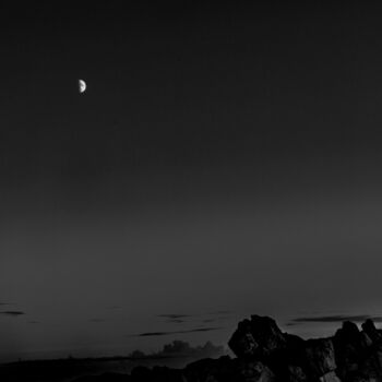 Fotografía titulada "Lune croissante-roc…" por Michel Babkine, Obra de arte original, Fotografía digital