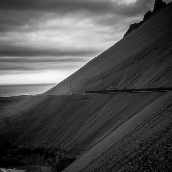 Photographie intitulée "Noire Islande 3" par Michel Daumergue, Œuvre d'art originale, Photographie non manipulée