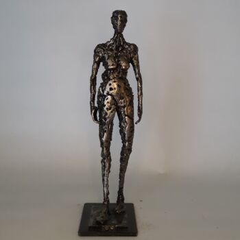 Escultura titulada "femme marchant" por Michel Marzin, Obra de arte original, Metales