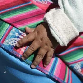 Photographie intitulée "Main d'enfant Pérou" par Michel Lagarde, Œuvre d'art originale