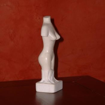 Scultura intitolato "femme nue" da Michel Thevenet, Opera d'arte originale, Pietra