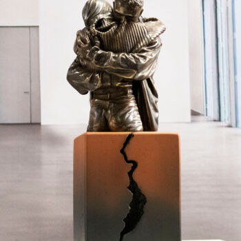 Sculpture titled "Never stop hugging…" by Miguel Guía, Original Artwork, Bronze