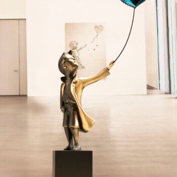 Scultura intitolato "A boy with balloon…" da Miguel Guía, Opera d'arte originale, Bronzo