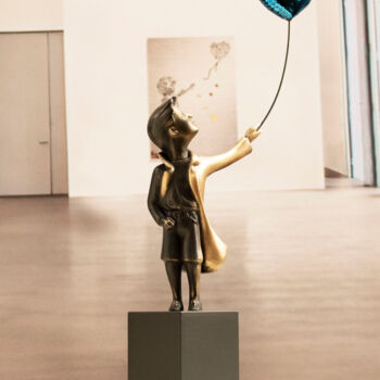Sculptuur getiteld "A boy with balloon" door Miguel Guía, Origineel Kunstwerk, Bronzen