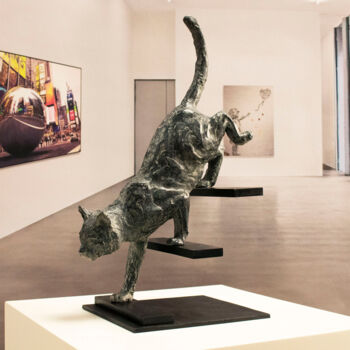 Sculpture titled "Feline stealth" by Miguel Guía, Original Artwork, Bronze