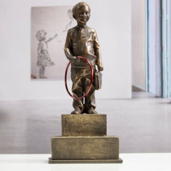 Sculptuur getiteld "Boy with red hoop" door Miguel Guía, Origineel Kunstwerk, Bronzen