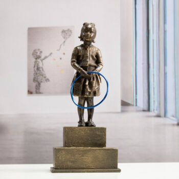 「Girl with blue hoop」というタイトルの彫刻 Miguel Guíaによって, オリジナルのアートワーク, ブロンズ