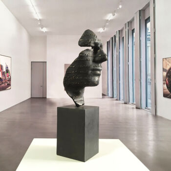 Скульптура под названием "The Power of the Wo…" - Miguel Guía, Подлинное произведение искусства, Бронза