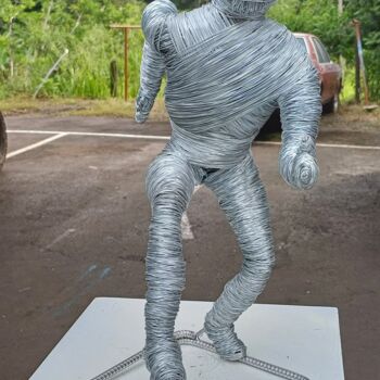 Скульптура под названием "CORRIENDO POR LA VI…" - Miguel Muñoz, Подлинное произведение искусства, проволочный