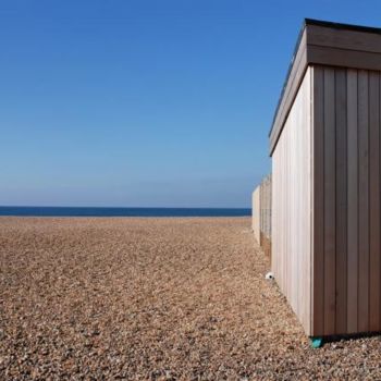 Photographie intitulée "Beachhouse, Brighton" par Mikaël Falke, Œuvre d'art originale