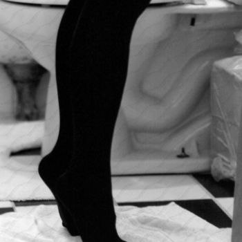Photographie intitulée "Legs" par Mike Valeriani, Œuvre d'art originale