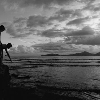 Fotografia intitulada ""Os Meninos e o Mar"" por Milone Oliveira, Obras de arte originais