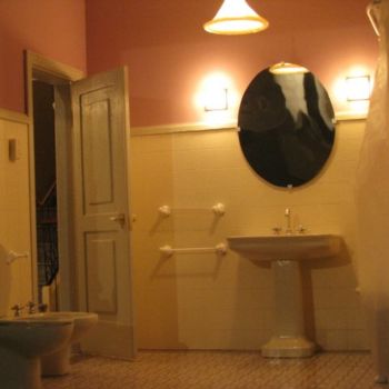 "bathrooms" başlıklı Heykel Francisco Del Pozo Parés tarafından, Orijinal sanat