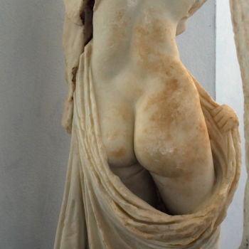 Statue féminine au musée de Délos