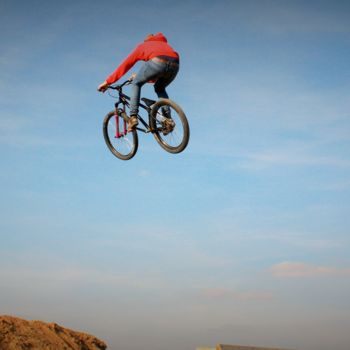 Fotografía titulada "Bike jumping" por Magico110, Obra de arte original, Fotografía digital