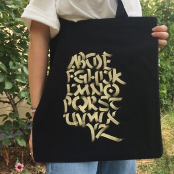 Текстильное искусство под названием "Tote bag noir peint…" - Mise En Graphie, Подлинное произведение искусства, Акрил