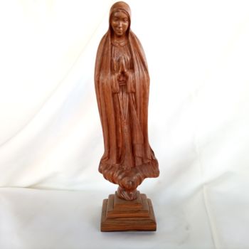 Скульптура под названием "Virgin Mary,Mother…" - Jafeth Moiane, Подлинное произведение искусства, Дерево