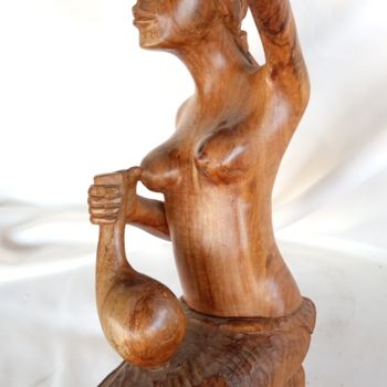 Scultura intitolato "African woman statu…" da Jafeth Moiane, Opera d'arte originale, Legno