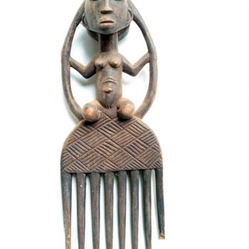 Scultura intitolato "African tribal comb…" da Jafeth Moiane, Opera d'arte originale, Legno