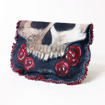 Textilkunst mit dem Titel "Skull and Roses" von Modesty, Original-Kunstwerk