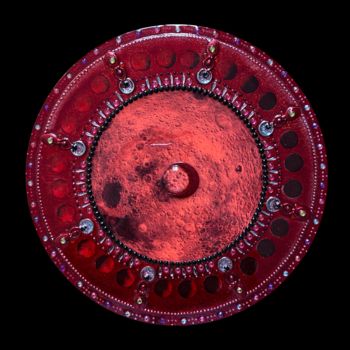 「Red moon」というタイトルの絵画 Mona Bessaaによって, オリジナルのアートワーク, コラージュ ウッドパネルにマウント