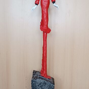 Sculpture titled "Les élégantes : Ruby" by Monique Schoonenburg (MSC), Original Artwork, Paper maché