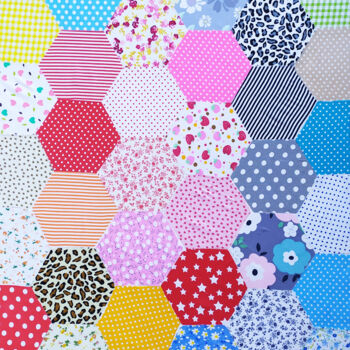 Art textile intitulée "Hexagon patchwork C…" par Montse Barberà Pujol, Œuvre d'art originale, Collages