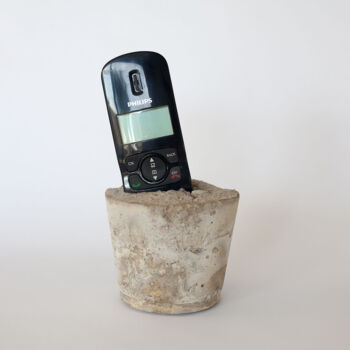 Sculptuur getiteld "Le téléphone sonne !" door Morgan Paslier, Origineel Kunstwerk, Cement