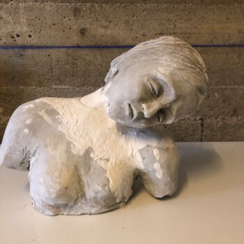 Skulptur mit dem Titel "Femme droite" von Mouche, Original-Kunstwerk, Ton