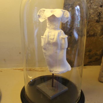 Sculpture titled "robe en porcelaine 2" by Myriam Van Calster, Original Artwork, Ceramics