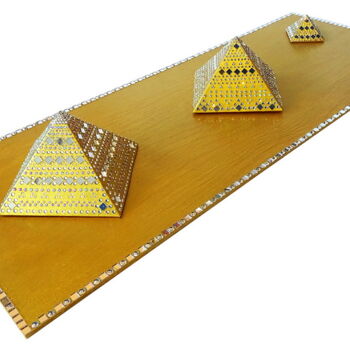 Design mit dem Titel "Die Pyramiden von G…" von Myrthyra, Original-Kunstwerk, Tischkunst