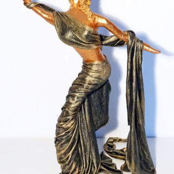 Sculpture titled "Die Primadonna" by Myrthyra, Original Artwork, Fabric