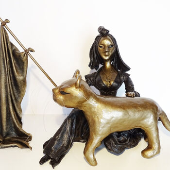 Skulptur mit dem Titel "Die Kämpferin" von Myrthyra, Original-Kunstwerk, Stoff