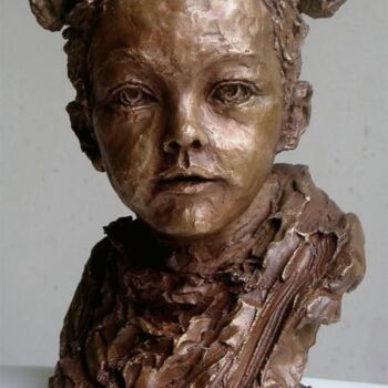「La petite Sarah」というタイトルの彫刻 Nacera Kaïnouによって, オリジナルのアートワーク, 金属