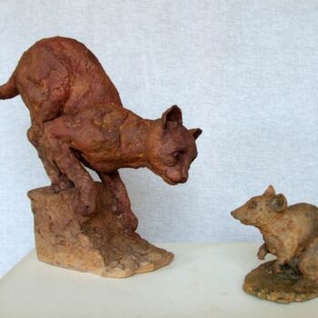 Sculpture intitulée "Le chaton et le rat" par Nacera Kaïnou, Œuvre d'art originale, Terre cuite