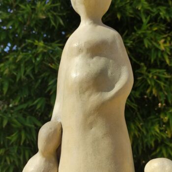「Family」というタイトルの彫刻 Nadによって, オリジナルのアートワーク, テラコッタ