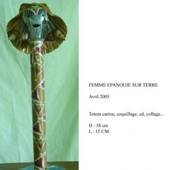 FEMME EPANOUIE SUR TERRE