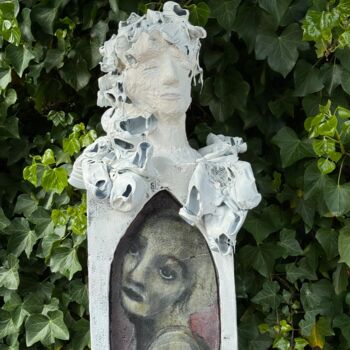 Скульптура под названием "présent-passé" - Nadine Vergues, Подлинное произведение искусства, Пластмасса