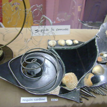 Sculpture intitulée "REQUIN-SARDINE" par Nadine Trescartes (fildefériste), Œuvre d'art originale, Accessoires