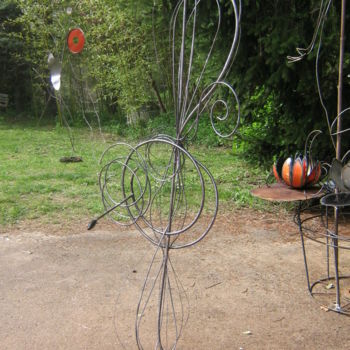 Skulptur mit dem Titel ""Clef à battre les…" von Nadine Trescartes (fildefériste), Original-Kunstwerk, Metalle